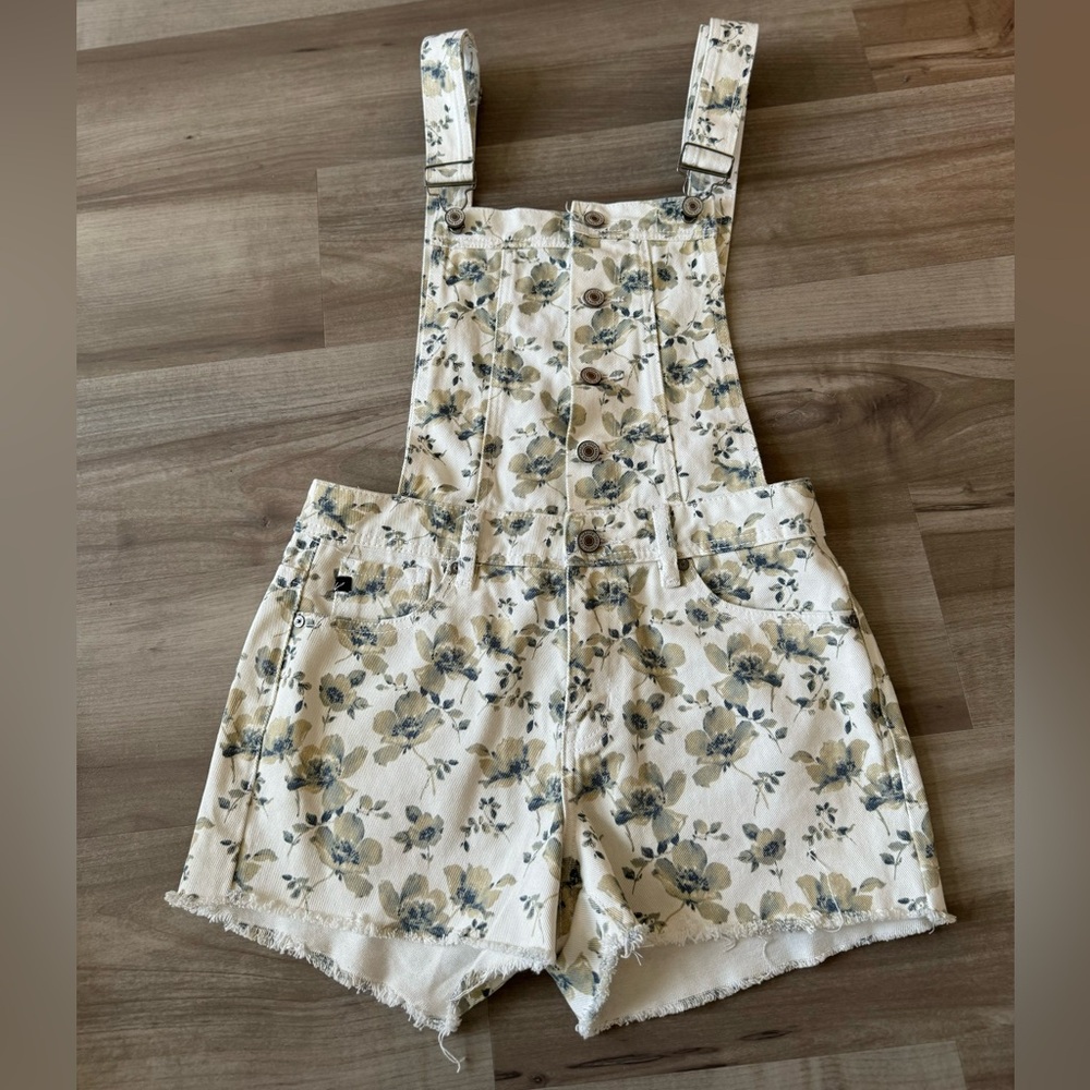 SOLD. Kancan overalls so dang cute. These won’t last long.